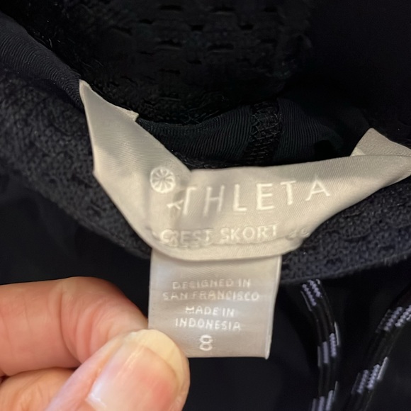 Athleta Navy Skort sz 8. Two front zipper pockets, Stretch waist. Length is 14” - Picture 4 of 4